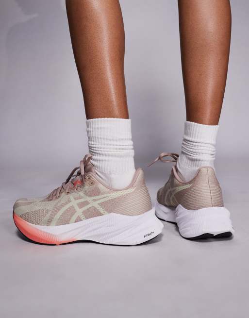 Zapatillas de deporte marrón topo y blancas para correr Dynablast 5 de Asics, 3 de 5