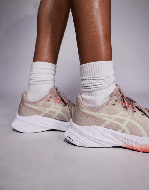 Zapatillas de deporte marrón topo y blancas para correr Dynablast 5 de Asics, 5 de 5