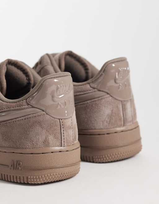 Zapatillas de deporte marrones con logo en relieve Air Force 1 '07 de Nike, 2 de 5