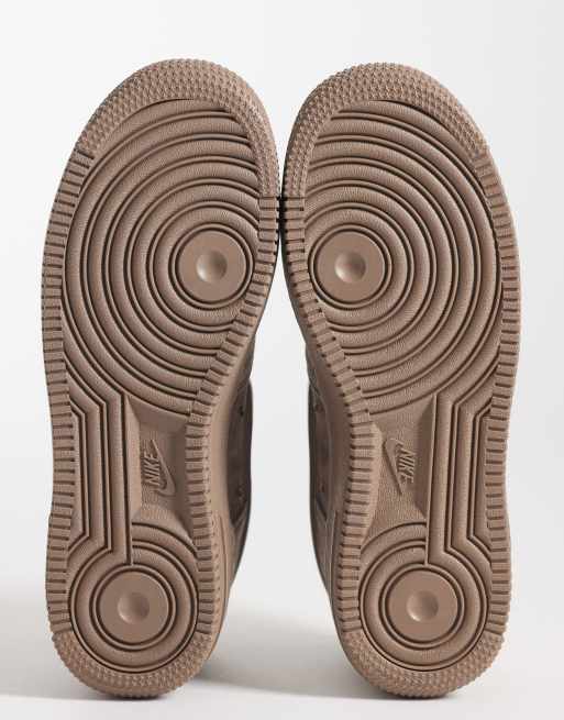 Zapatillas de deporte marrones con logo en relieve Air Force 1 '07 de Nike, 5 de 5