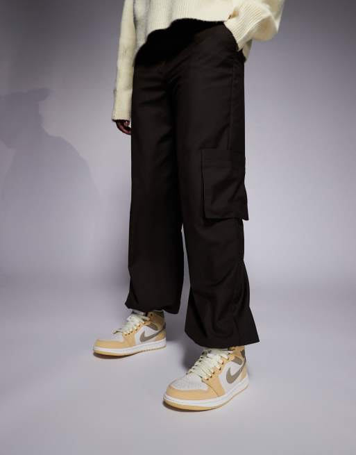 Zapatillas de deporte marrones y blancas Air Jordan 1 Mid de Nike, 5 de 5