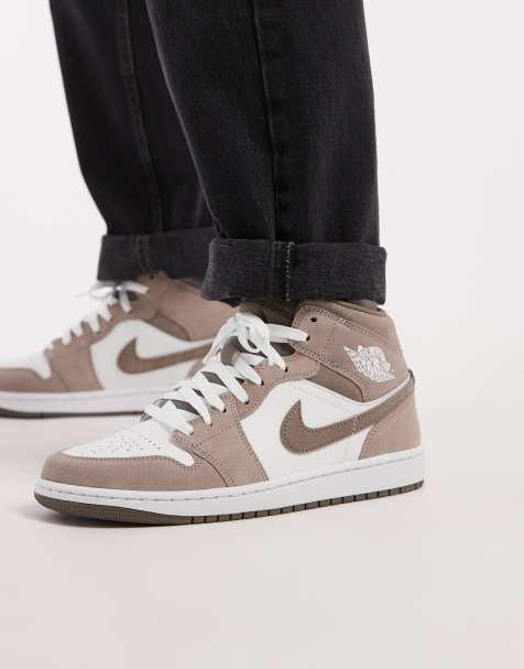 Zapatillas de deporte marrones y blancas Air Jordan 1 Mid de Nike - view 1