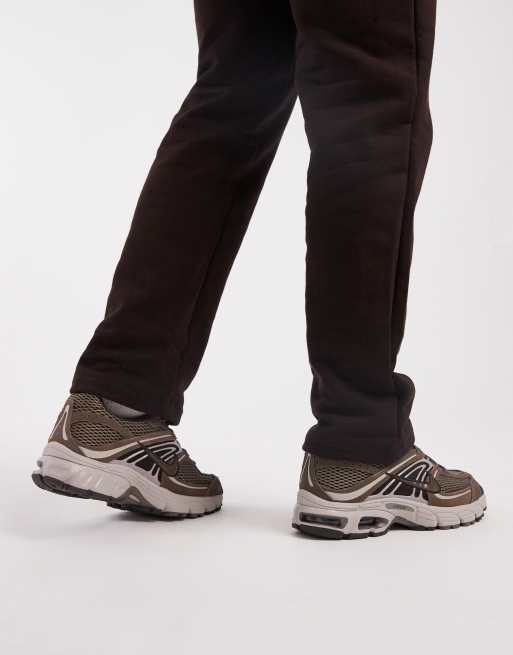 Zapatillas de deporte marrones y grises de ante Air Max Moto 2K de Nike, 4 de 5