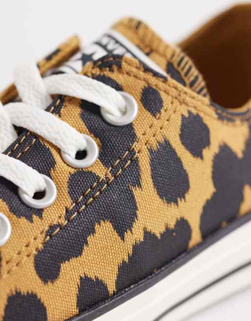 Zapatillas de deporte marrones y negras con estampado de vaca Chuck Taylor All Star Ox de Converse, 4 de 5
