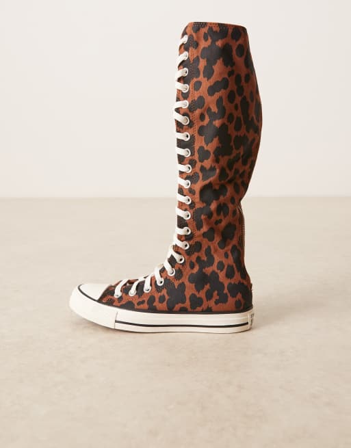 Zapatillas de deporte marrones y negras con estampado de vaca Chuck Taylor All Star XX-Hi de Converse, 2 de 5