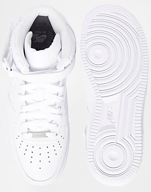 Zapatillas de mid-top en blanco Air Force 1 07 de Nike | ASOS