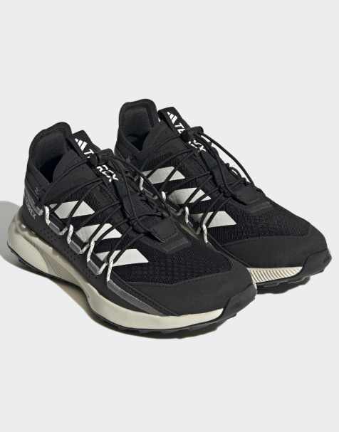 Zapatillas de deporte negras, blanco tiza y grises Voyager 21 Travel Terrex de adidas - view 1