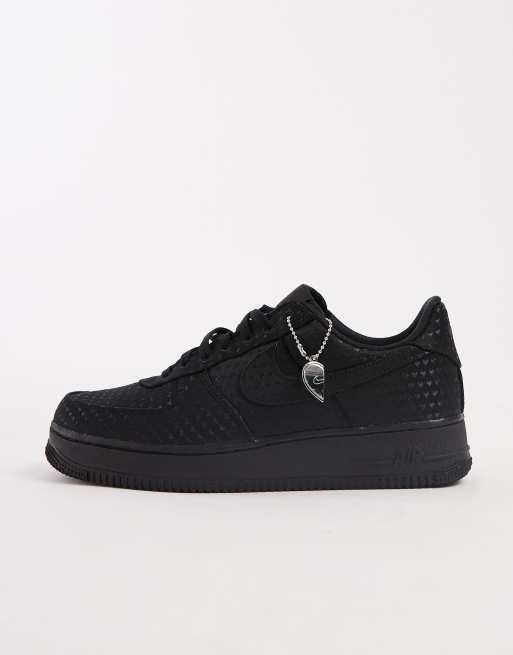 Zapatillas de deporte negras con corazones bordados Air Force 1 '07 de Nike
