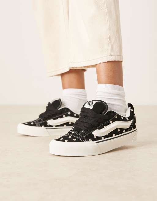 Zapatillas de deporte negras con de talle de flores bordadas Knu Skool de Vans, 3 de 5