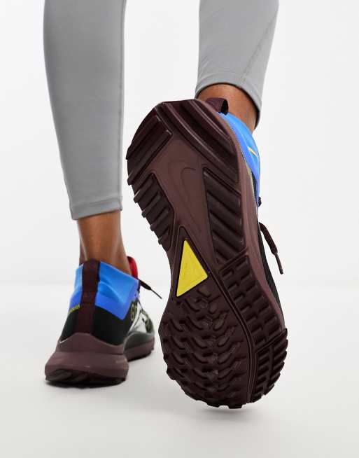 Zapatillas de deporte negras con detalles en colores primarios React Pegasus Trail 4 Gore-Tex de Nike Running, 3 de 4