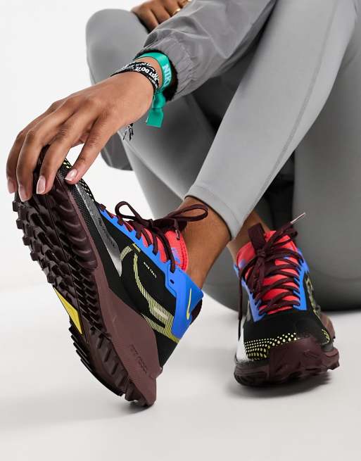 Zapatillas de deporte negras con detalles en colores primarios