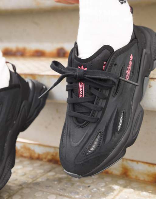 Zapatillas de deporte negras con detalles rosas Ozweego de adidas | ASOS