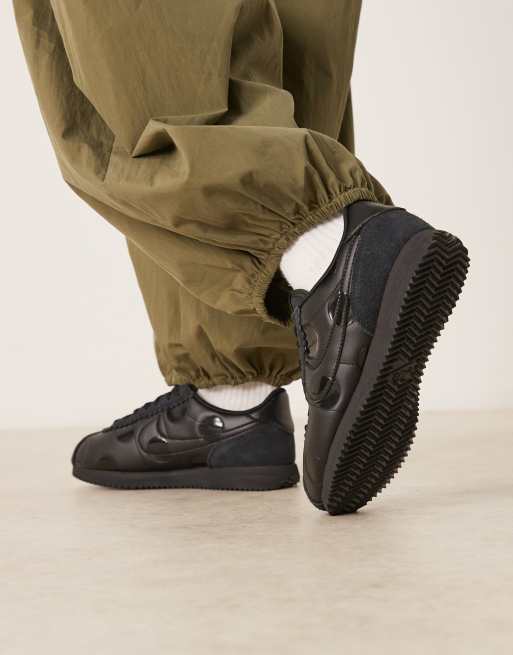 Zapatillas de deporte negras con estampado de lunares Cortez de Nike, 4 de 5