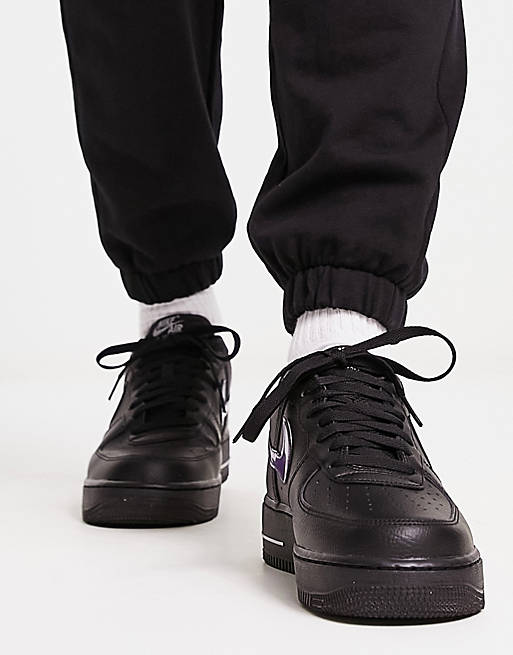 Ajustable Fácil Contribuyente Zapatillas de deporte negras con logo metalizado Air Force 1 '07 de Nike |  ASOS