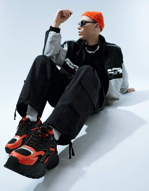 Zapatillas de deporte negras con paneles naranjas y suela gruesa de ASOS DESIGN, 3 de 5