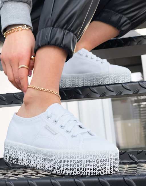 Zapatillas de deporte negras con plataforma plana y de logos de Superga | ASOS