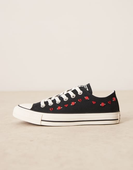 Zapatillas de deporte negras con rosas bordadas Hearts Chuck Taylor Ox de Converse, 2 de 5