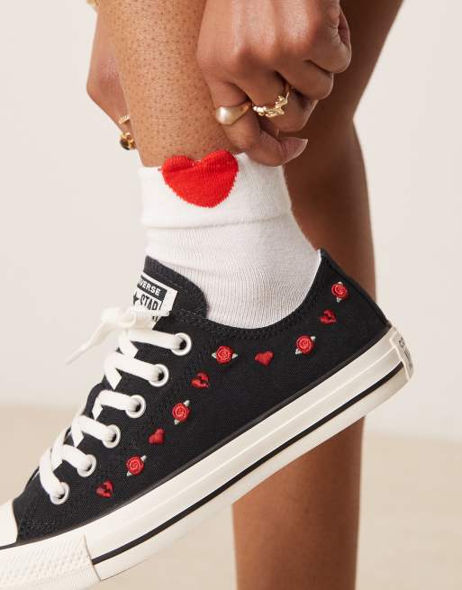 Zapatillas de deporte negras con rosas bordadas Hearts Chuck Taylor Ox de Converse, 4 de 5