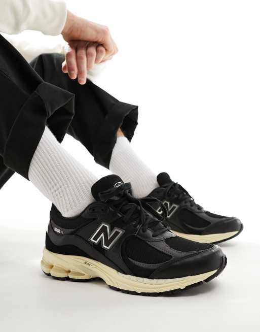 Zapatillas de deporte negras de cuero 2002 de New Balance ASOS