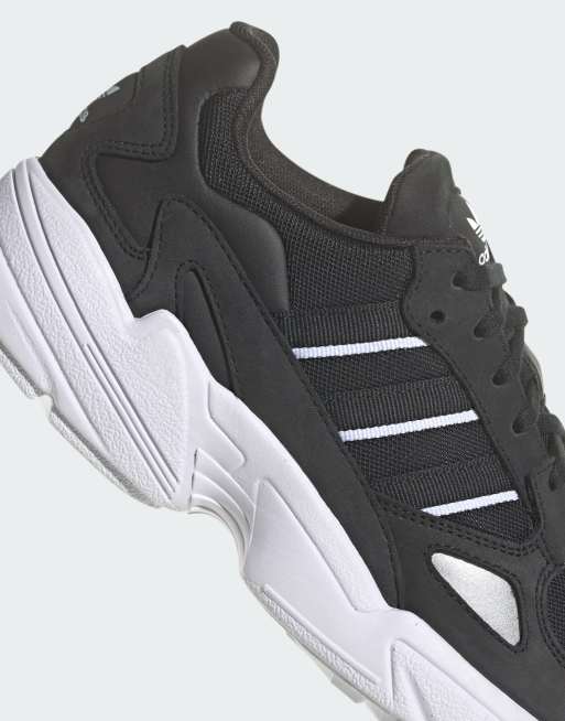 Adidas falcon best sale negras y doradas