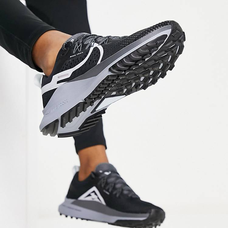 Aliviar Desempleados Materialismo Zapatillas de deporte negras React Pegasus Trail 4 de Nike Running | ASOS
