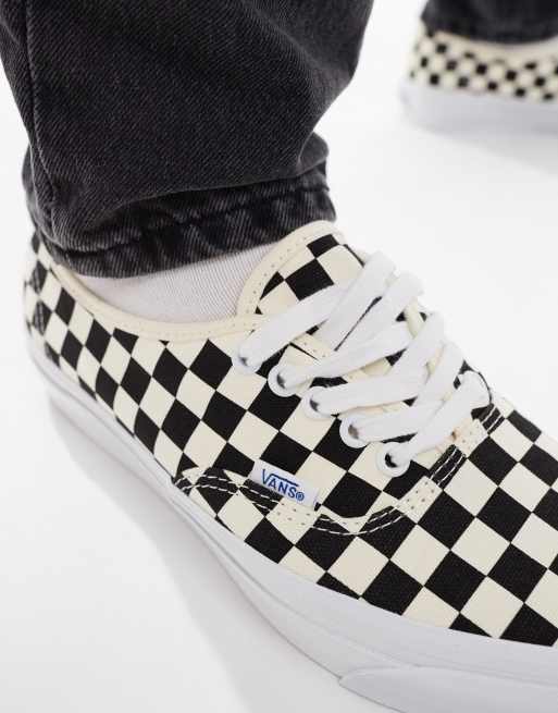 Zapatillas de deporte negras y blancas a cuadros dameros Premium Reissue 44 de Vans Authentic, 3 de 5
