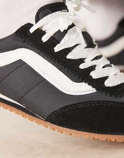 Zapatillas de deporte negras y blancas con diseño de cordones