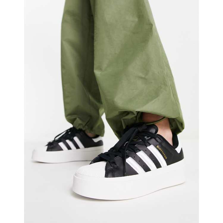 Zapatillas de deporte negras y blancas con plataforma Superstar