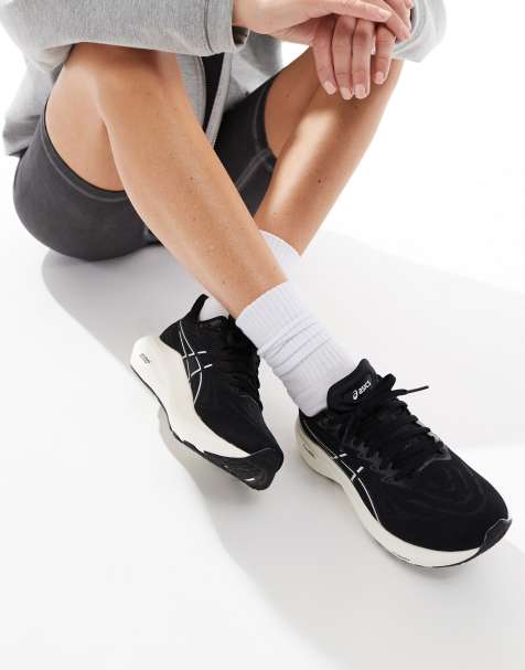 Zapatillas de deporte negras y blancas de estabilidad para correr GT-2000 13 de Asics - view 1