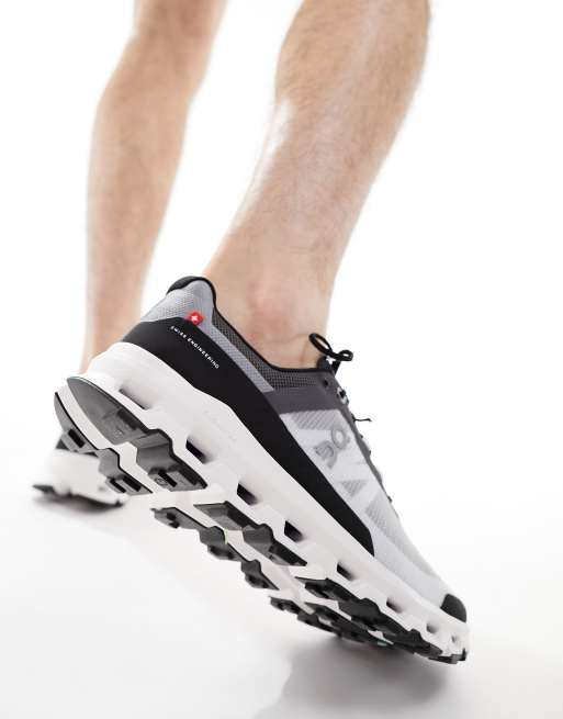Zapatillas de deporte negras y blancas para carrera de montaña Cloudvista de ON, 3 de 4