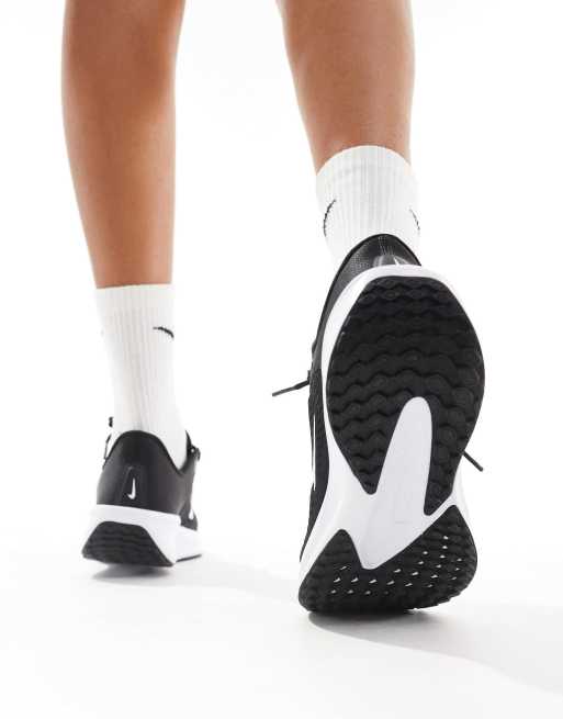 Zapatillas de deporte negras y blancas Quest 6 de Nike Running, 2 de 5