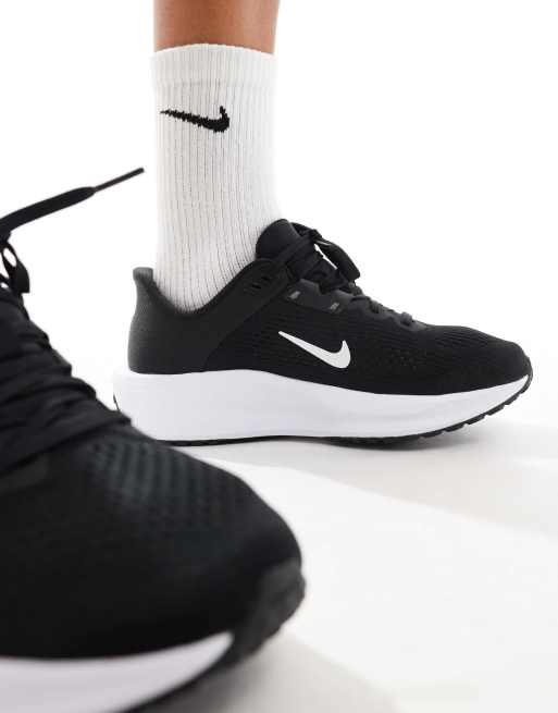 Zapatillas de deporte negras y blancas Quest 6 de Nike Running, 3 de 5