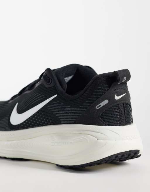 Zapatillas de deporte negras y blancas Vomero 18 de Nike Running, 4 de 5