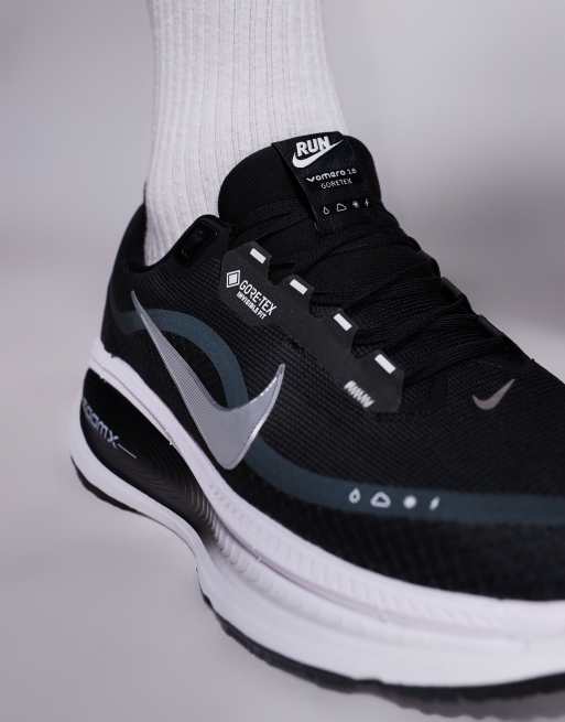 Zapatillas de deporte negras y blancas Vomero 18 Gore-TEX de Nike Running, 4 de 5