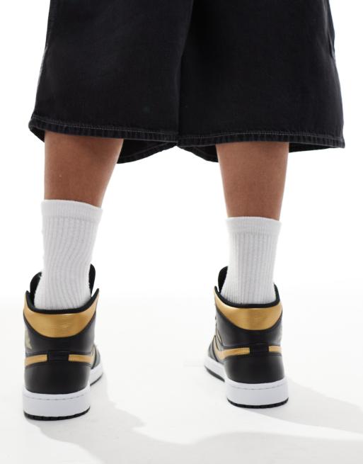 Zapatillas de deporte negras y doradas Air Jordan 1 Mid de Jordan, 5 de 5