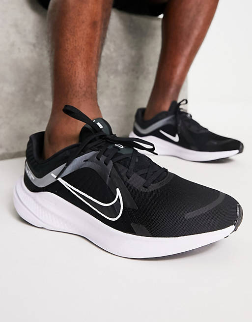 Moderador Metro cobija Zapatillas de deporte negras y grises Quest 5 de Nike Running | ASOS