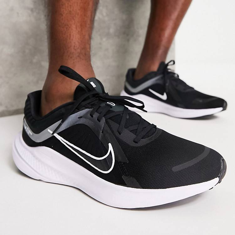 distorsión amanecer Vacaciones Zapatillas de deporte negras y grises Quest 5 de Nike Running | ASOS