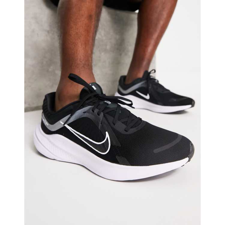 importar amplio Inmersión Zapatillas de deporte negras y grises Quest 5 de Nike Running | ASOS