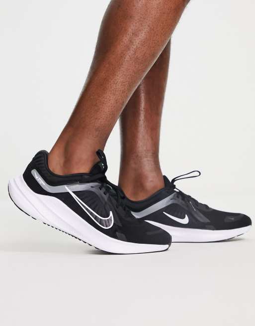 toxicidad diseño suspicaz Zapatillas de deporte negras y grises Quest 5 de Nike Running | ASOS