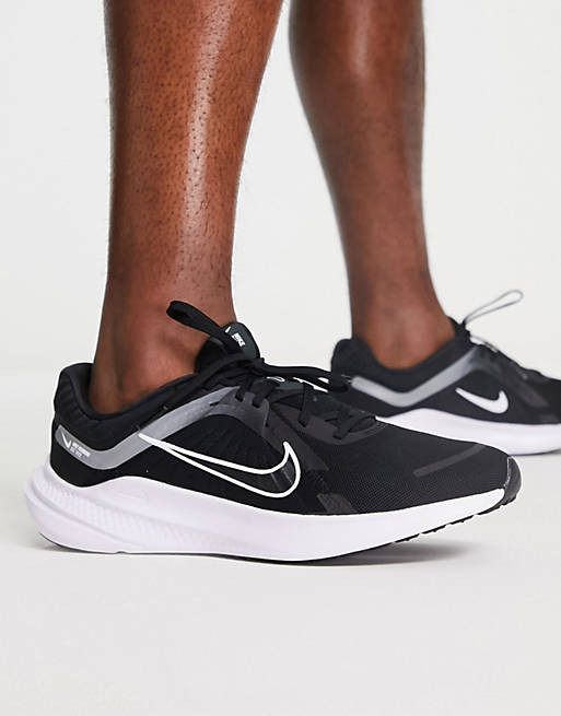 miembro Aplicable Eso Zapatillas de deporte negras y grises Quest 5 de Nike Running | ASOS