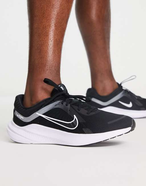 importar amplio Inmersión Zapatillas de deporte negras y grises Quest 5 de Nike Running | ASOS