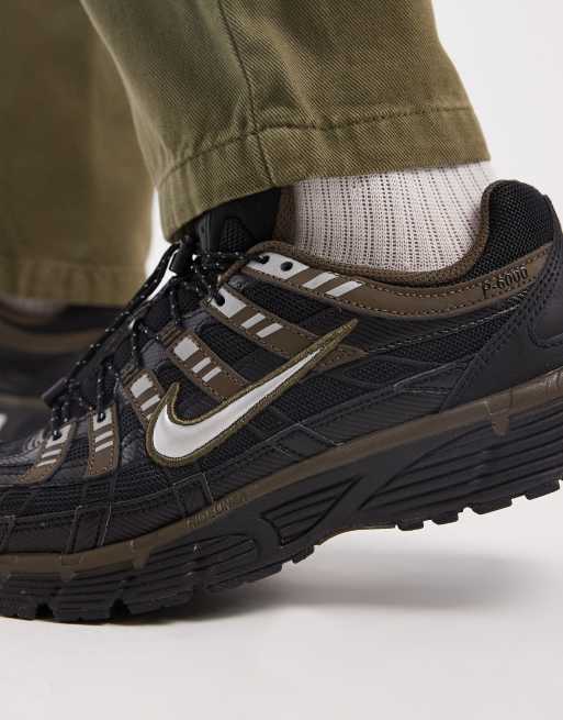 Zapatillas de deporte negras y marrones con sistema de cordones elásticos P-6000 Utility de Nike, 3 de 5