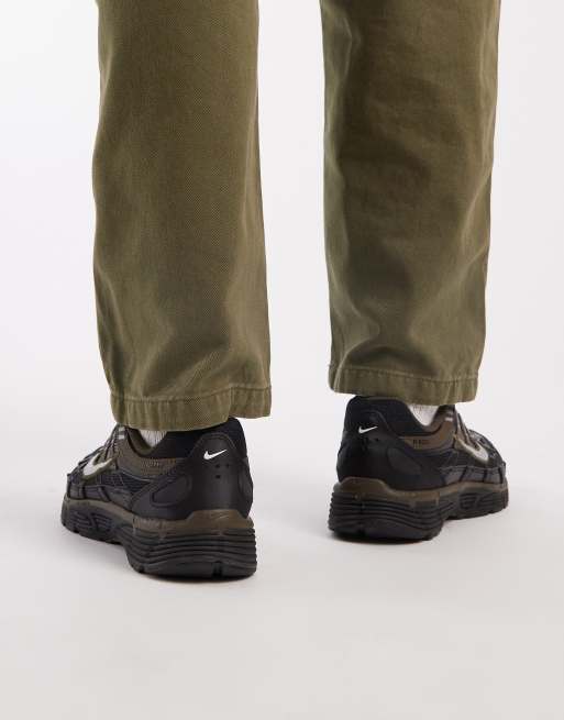 Zapatillas de deporte negras y marrones con sistema de cordones elásticos P-6000 Utility de Nike, 4 de 5