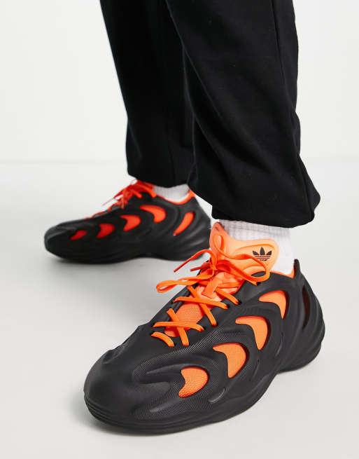 Zapatillas adidas negras sales con naranja