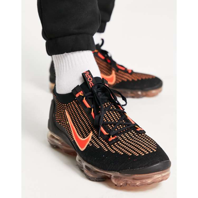 Zapatillas de deporte negras y naranjas Air Vapormax 2021 de Nike