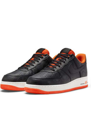 Zapatillas deporte negras y naranjas que brillan la oscuridad Air Force 1 '07 Nike | ASOS