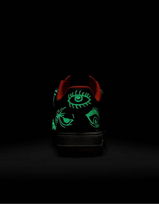 carbón marca Entre Zapatillas de deporte negras y naranjas que brillan en la oscuridad Air  Force 1 '07 de Nike | ASOS