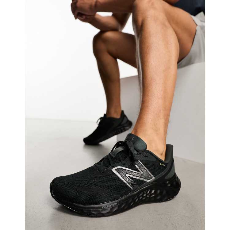 Zapatillas de deporte negras y plateadas Arishi V4 de New Balance Running ASOS