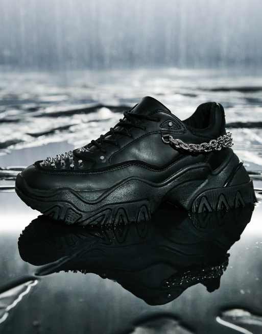 Zapatillas de deporte negras y plateadas con suela gruesa y