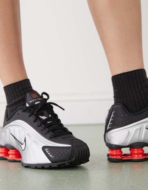 Zapatillas de deporte negras y plateadas unisex Shox R4 de Nike , 3 de 5